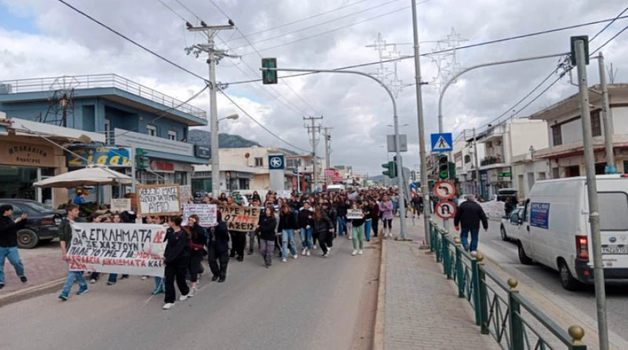 Ραφήνα: Κλειστή η Λεωφόρος Μαραθώνος ως το Πικέρμι – Μαθητές διαμαρτύρονται για το έγκλημα στα Τέμπη