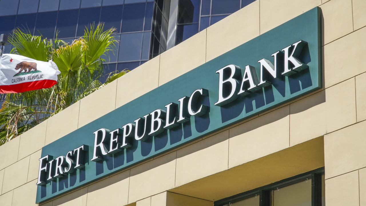 Καταρρέουν οι μετοχές των περιφερειακών τραπεζών των ΗΠΑ: Ο Μπάιντεν αρνήθηκε  να απαντήσει εάν θα υπάρξει φαινόμενο «ντόμινο»