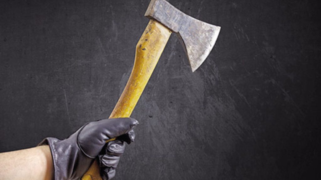 Θεσσαλονίκη: Ηλικιωμένος έβγαλε τσεκούρι στη μέση του δρόμου την ώρα του καβγά με έναν περαστικό (βίντεο)