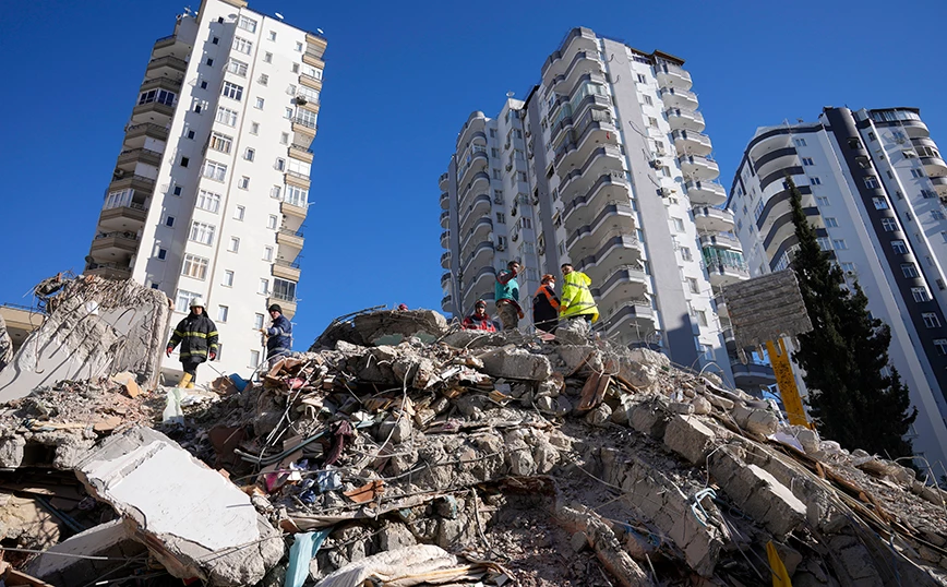 Στους 48.448 οι νεκροί από τους σεισμούς στην Τουρκία – Οι Αρχές προσπαθούν να στήσουν πόλεις από κοντέινερ