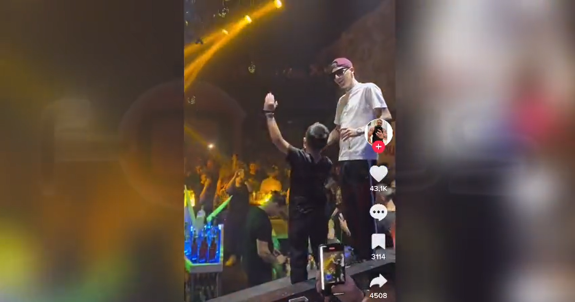 Μικρό αγοράκι ανέβηκε στη σκηνή με τον τράπερ Trannos και έκανε χειρονομίες προς το κοινό (βίντεο)