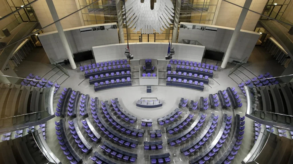 Γερμανικό κοινοβούλιο: «Κόβονται» 106 έδρες