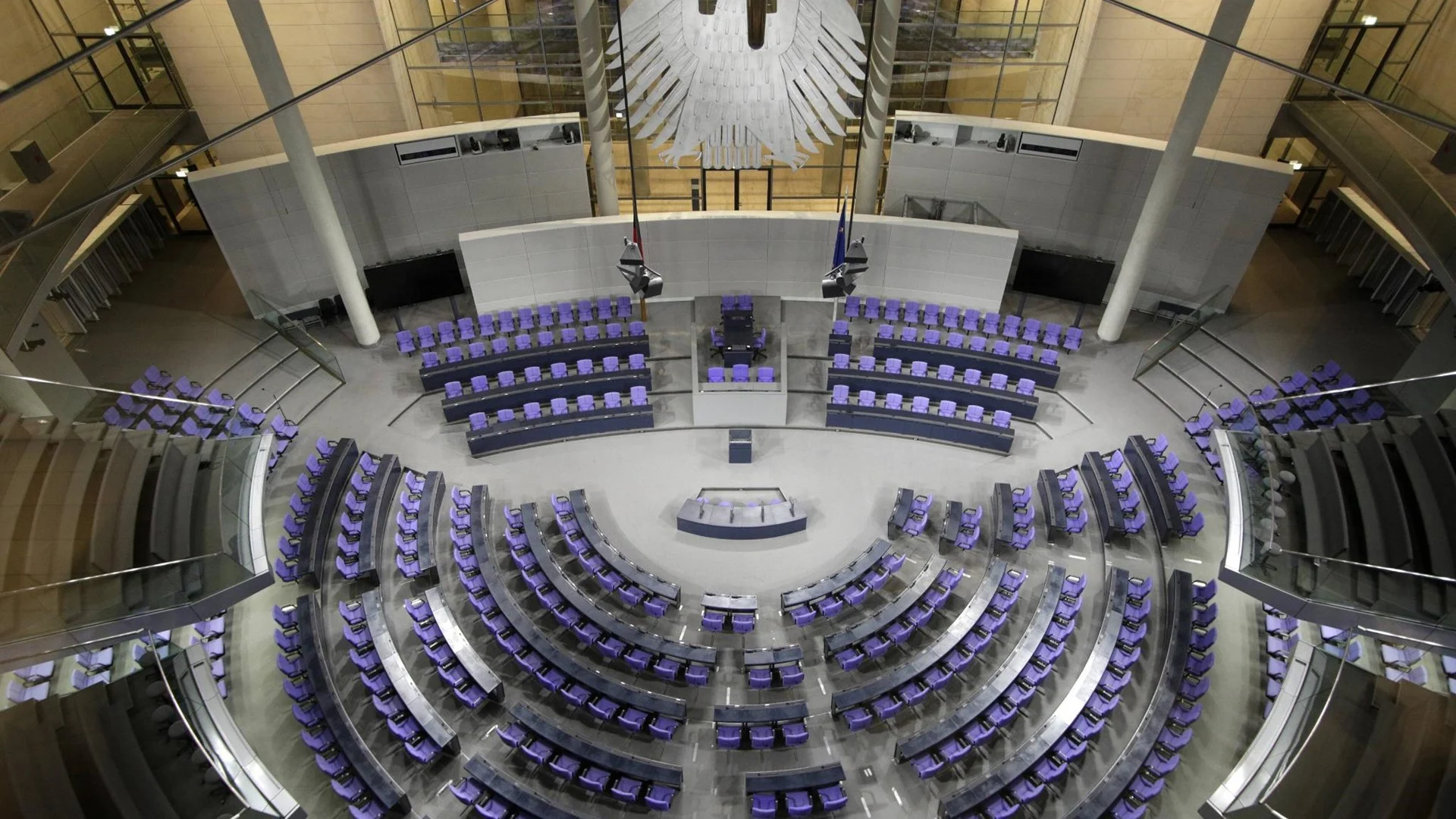 Γερμανικό κοινοβούλιο: «Κόβονται» 106 έδρες