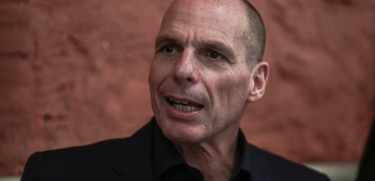 Γιάνης Βαρουφάκης: Έβγαλε τον νάρθηκα – Θα εμφανιστεί σήμερα εκπομπή