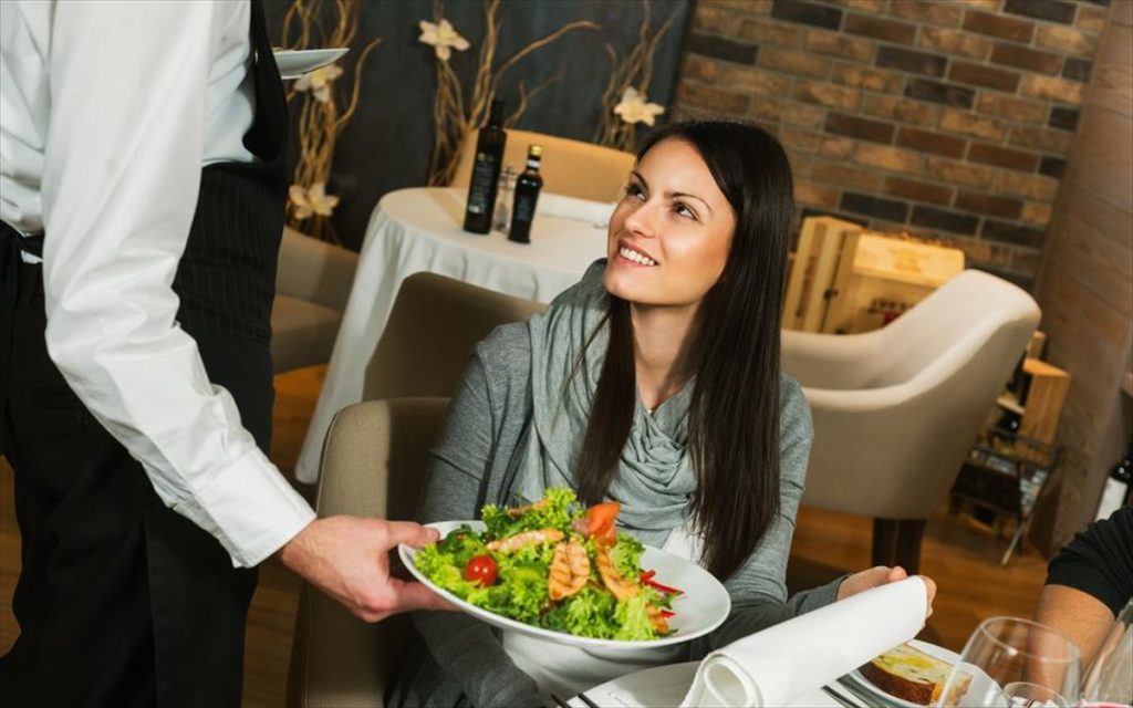 ΗΠΑ: Viral η αγγελία εστιατορίου για σερβιτόρο με παράλογες απαιτήσεις (βίντεο)