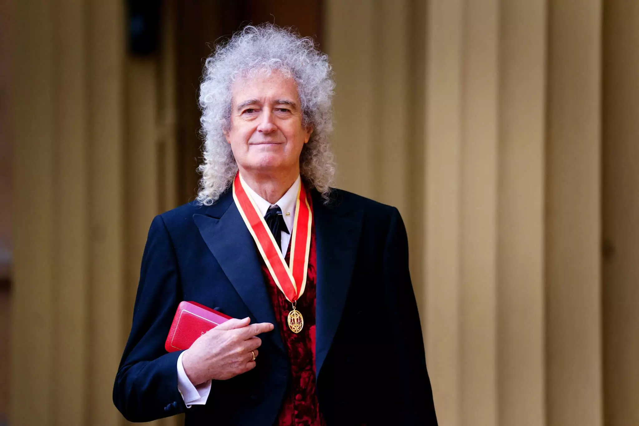 Ο Brian May του συγκροτήματος Queen χειροτονήθηκε ιππότης από τον Βασιλιά Κάρολο (φωτό)