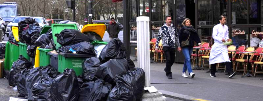 Γαλλία: Η «πόλη του φωτός» γέμισε «βουνά» με απορρίμματα – «Είναι αηδιαστικό» λένε οι τουρίστες (βίντεο)