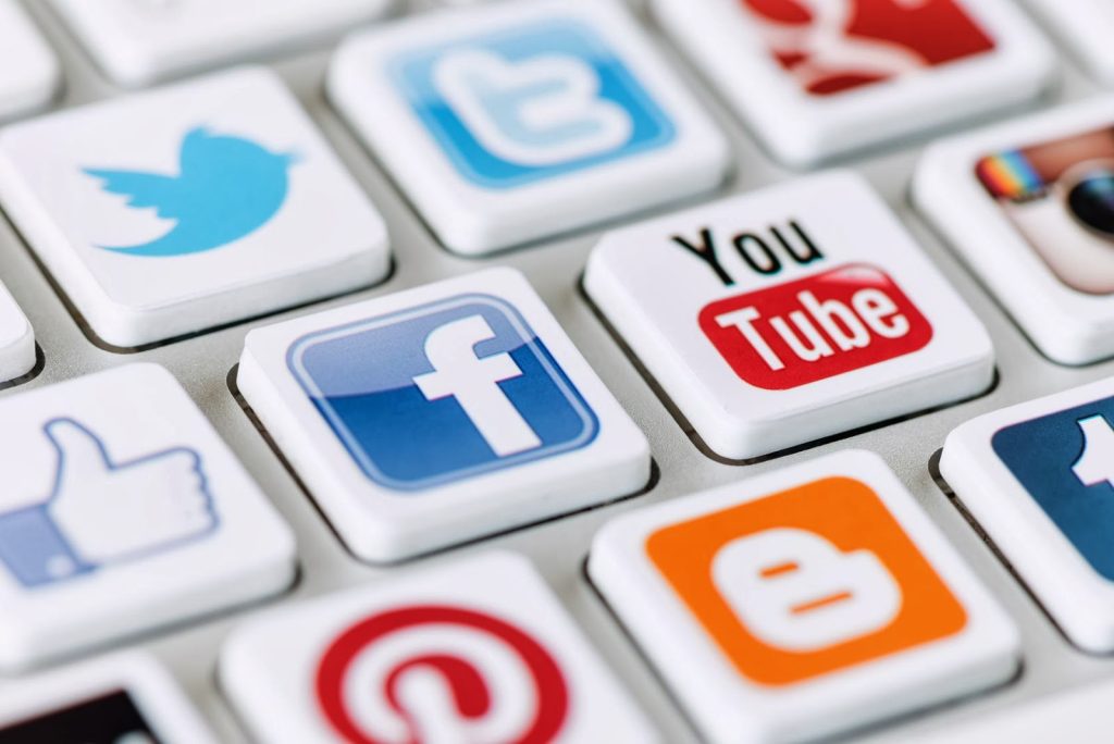 Η ΑΑΔΕ βάζει στο «μικροσκόπιο» Facebook και Instagram για να εντοπίσει επιχειρήσεις που φοροδιαφεύγουν