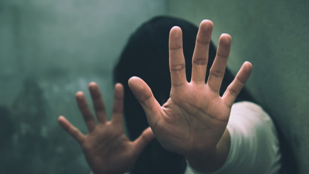 Βόλος: 42χρονη κατήγγειλε πως ο 48χρονος σύντροφός της την κρατούσε σε «ομηρία», την χτυπούσε και την απειλούσε