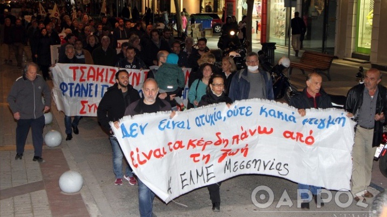 Καλαμάτα: Συνδικάτα πραγματοποίησαν νυχτερινή διαμαρτυρία για τη μαζική «σφαγή» στα Τέμπη (φώτο)