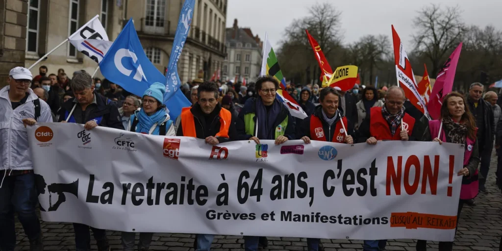 «Παραλύει» ξανά η Γαλλία από τη νέα απεργία για το συνταξιοδοτικό – Για 8η μέρα οι πολίτες στους δρόμους (φωτό)