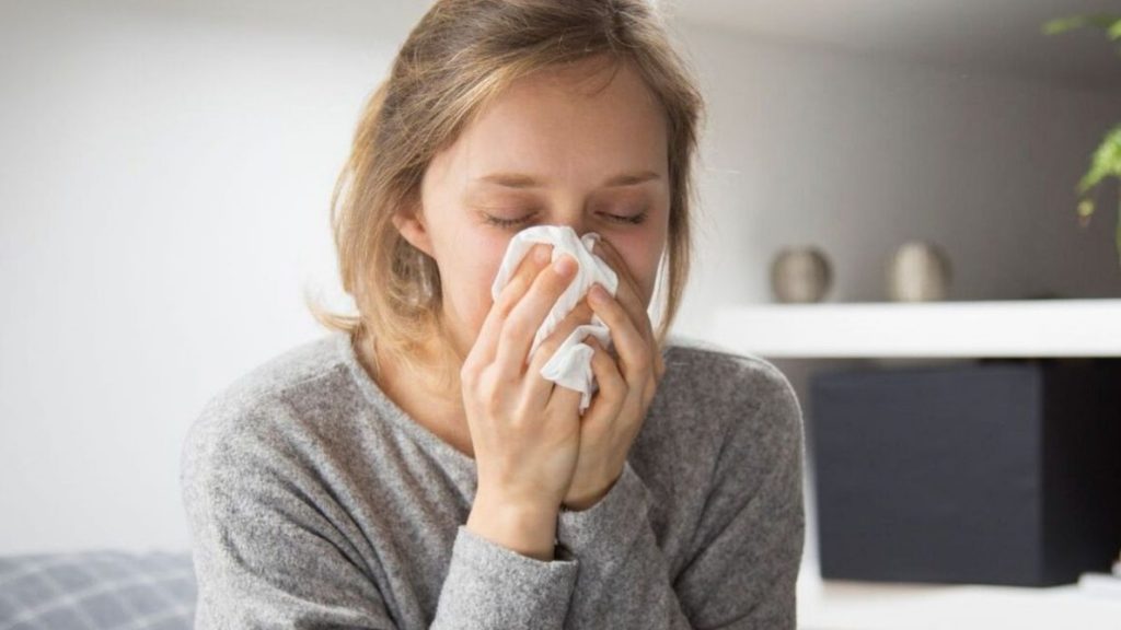 Φτέρνισμα: Γιατί δεν πρέπει να τo «πνίγεις» σύμφωνα με τους ειδικούς;