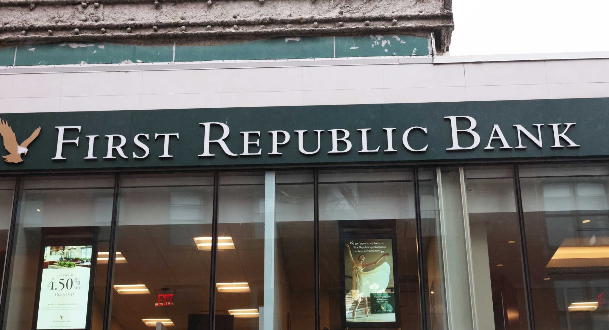 ΗΠΑ: Αγώνας για να διασωθεί η τράπεζα First Republic – Της χορηγούν 30 δισ. δολ. για να μην καταρρεύσουν και οι «γίγαντες»! (upd)