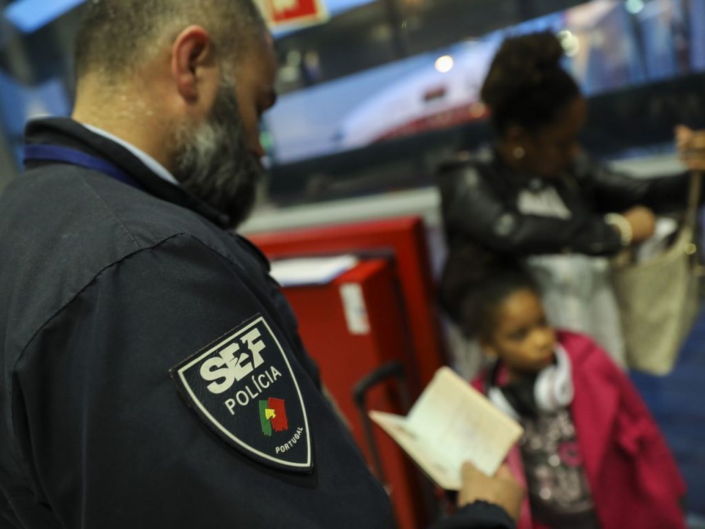 Βίντεο-σοκ: Μετανάστες κακοποιούν  γυναίκα σε σταθμό του μετρό και όλοι κοιτούν…