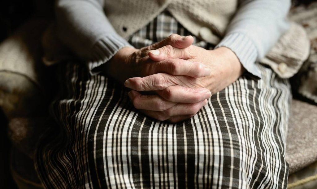 Πρωτοφανής τραγωδία στην Κόρινθο: 89χρονη μητέρα χτύπησε, έσπρωξε και σκότωσε την 57χρονη κόρη της