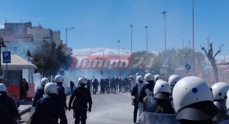 Πάτρα: Επεισόδια στη διαμαρτυρία για το έγκλημα στα Τέμπη – Κουκουλοφόροι πέταξαν πέτρες στους αστυνομικούς