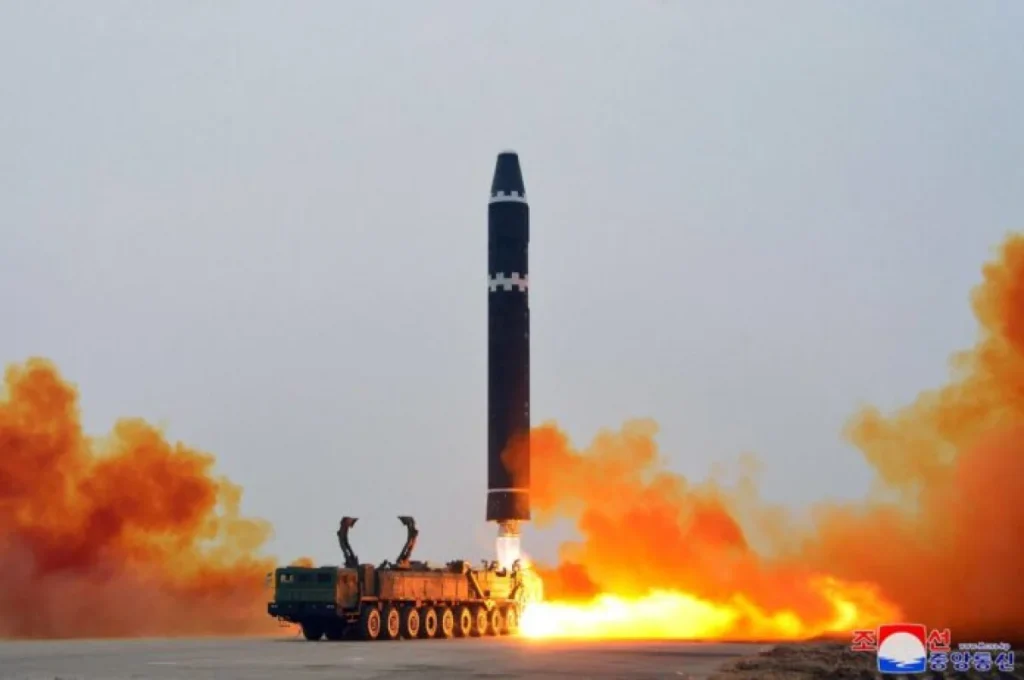 Βόρεια Κορέα: Εκτόξευσε διηπειρωτικό βαλλιστικό πύραυλο λίγες ώρες πριν ο Νοτιοκορεάτης πρόεδρος επισκεφθεί την Ιαπωνία