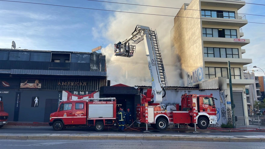 Στις φλόγες τυλίχθηκε μπαρ στο Γκάζι – Διακοπή κυκλοφορίας στην Πειραιώς προς Αθήνα