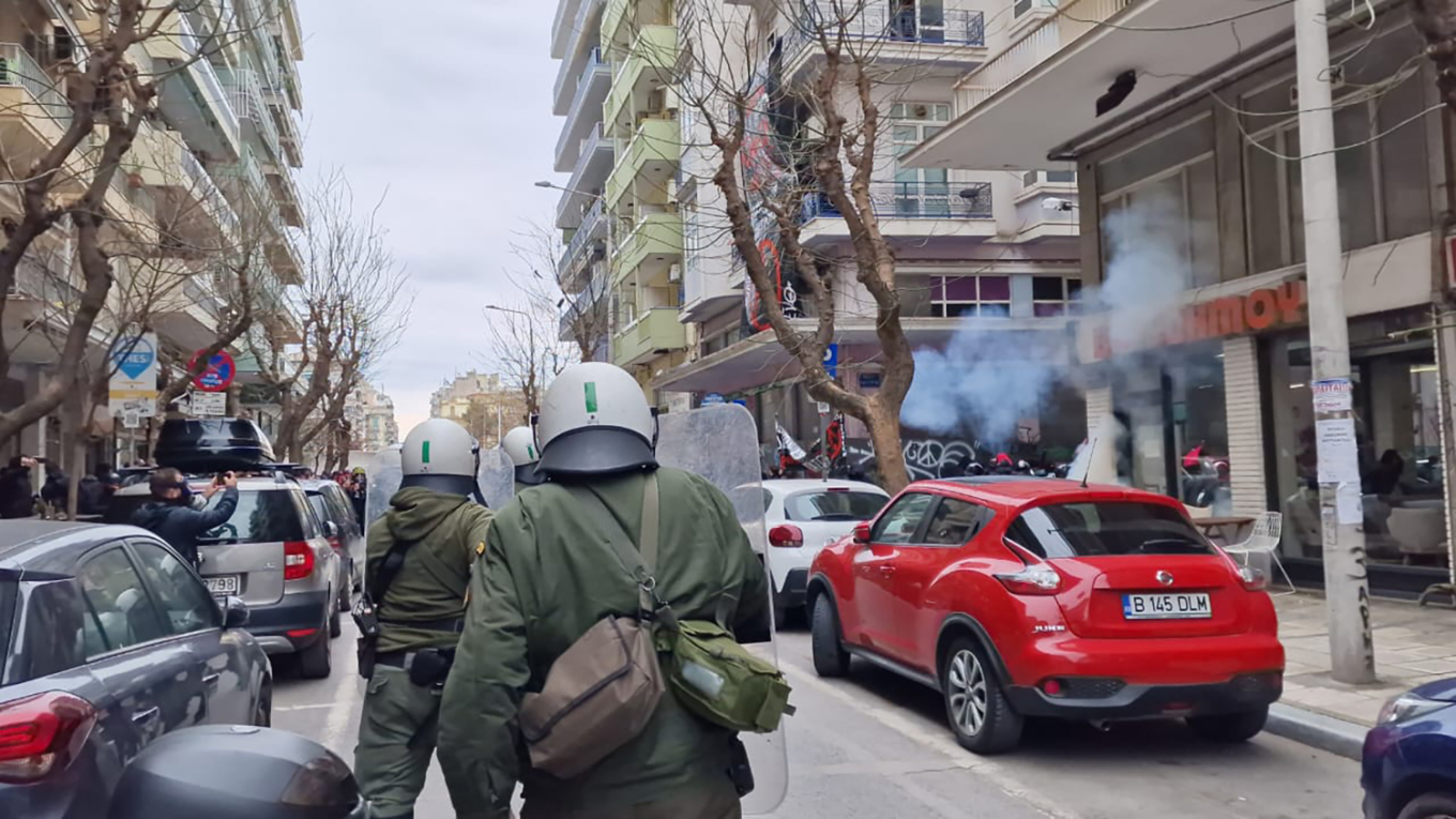 Θεσσαλονίκη: 15 συλλήψεις κουκουλοφόρων για τα επεισόδια μετά την πορεία για το έγκλημα των Τεμπών (φωτό) (upd)