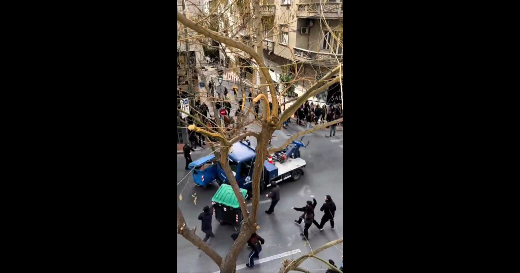 Γερανός της ΕΛ.ΑΣ κάνει επικίνδυνους ελιγμούς ανάμεσα σε διαδηλωτές (βίντεο)