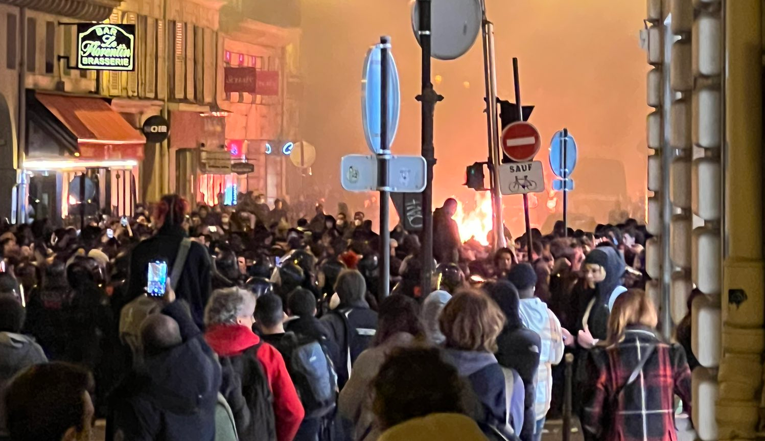 «Πεδίο μάχης» το Παρίσι: Σοβαρά επεισόδια μεταξύ διαδηλωτών και αστυνομίας κοντά στο κοινοβούλιο (φωτό-βίντεο)
