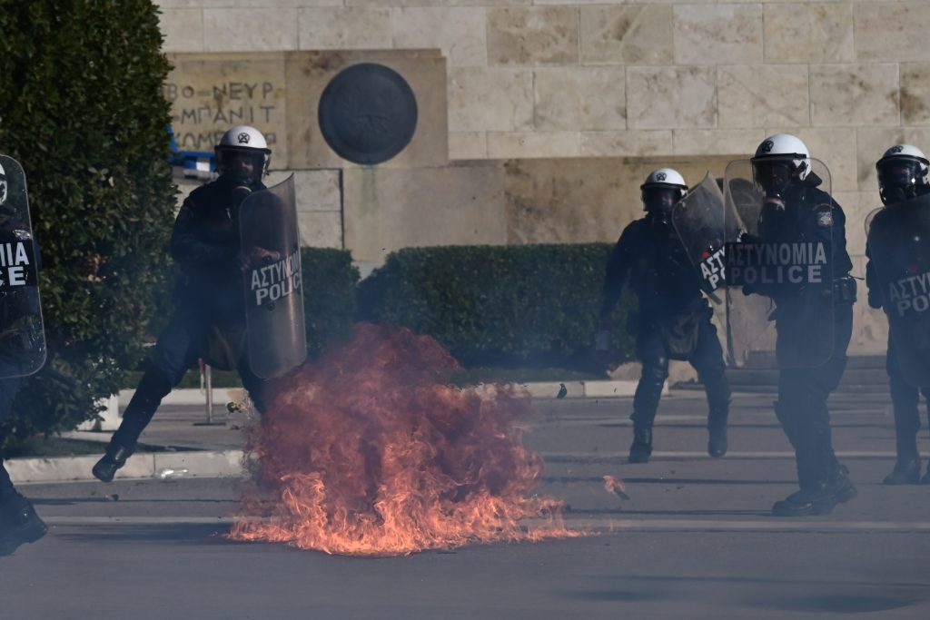 ΕΛ.ΑΣ: Προχώρησε σε 14 προσαγωγές και 3 συλλήψεις από τις σημερινές πορείες στο κέντρο της Αθήνας