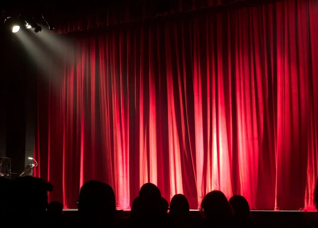 Σάλος στο Θέατρο Νέου Κόσμου: Γνωστός εφοπλιστής διέκοψε παράσταση και έβρισε τους ηθοποιούς (φωτό)