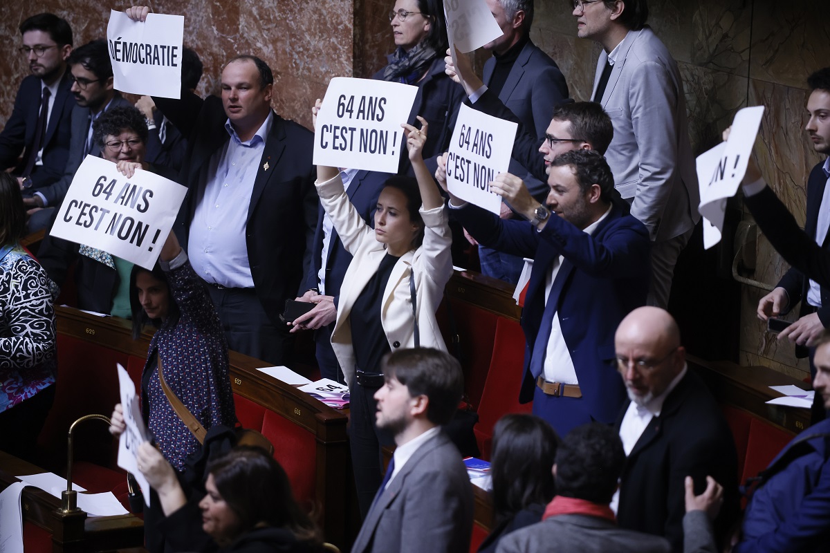 Γαλλία: Κατατέθηκε η διακομματική πρόταση μομφής κατά της κυβέρνησης του Εμανουέλ Μακρόν