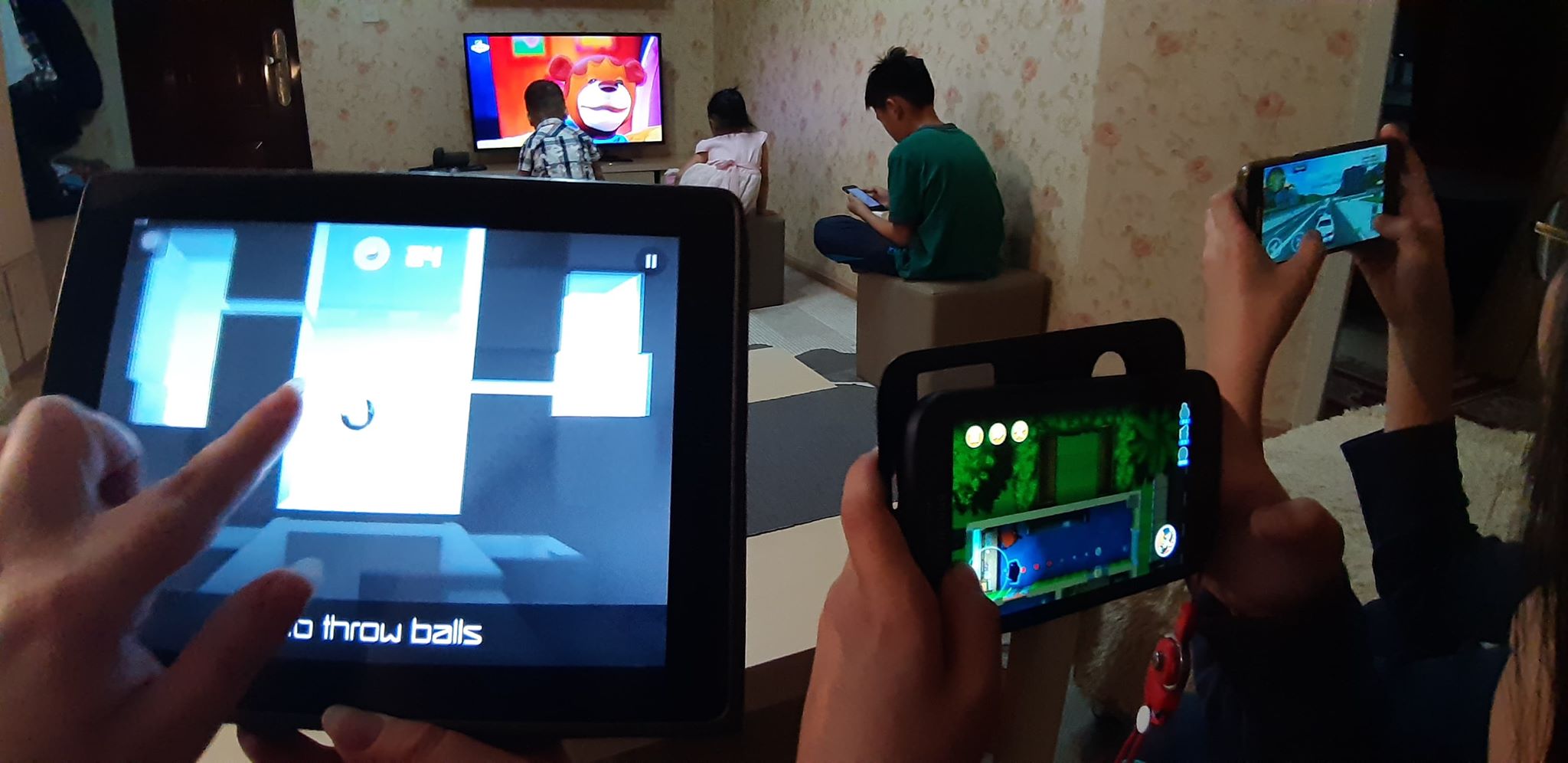 Βίντεο-σοκ από την Κίνα: Παιδί απειλεί τον πατέρα του με μπαλτά επειδή του πήρε το κινητό