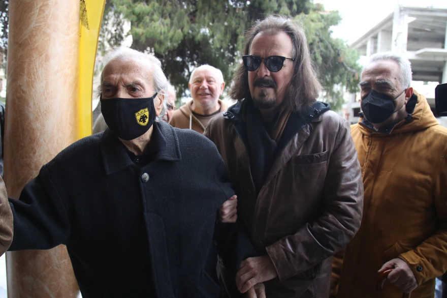 Μίμης Παπαϊωάννου: «Λύγισε» ο Κώστας Νεστορίδης στο λαϊκό προσκύνημα της σορού του (φωτο)