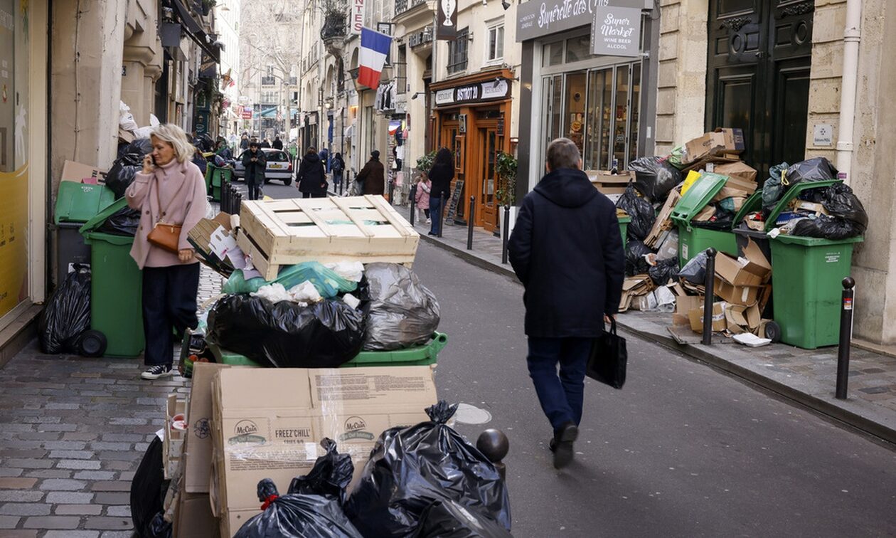 Το Παρίσι «πνίγεται» στα σκουπίδια – Έφτασαν τους 10.000 τόνους σε όλη την πόλη (φωτό-βίντεο)