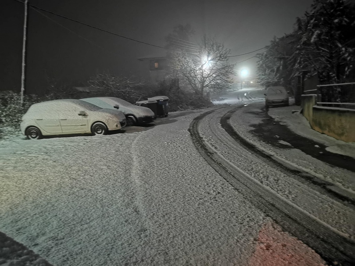 Χιόνισε τη νύχτα σε περιοχές της Θεσσαλονίκης (βίντεο)