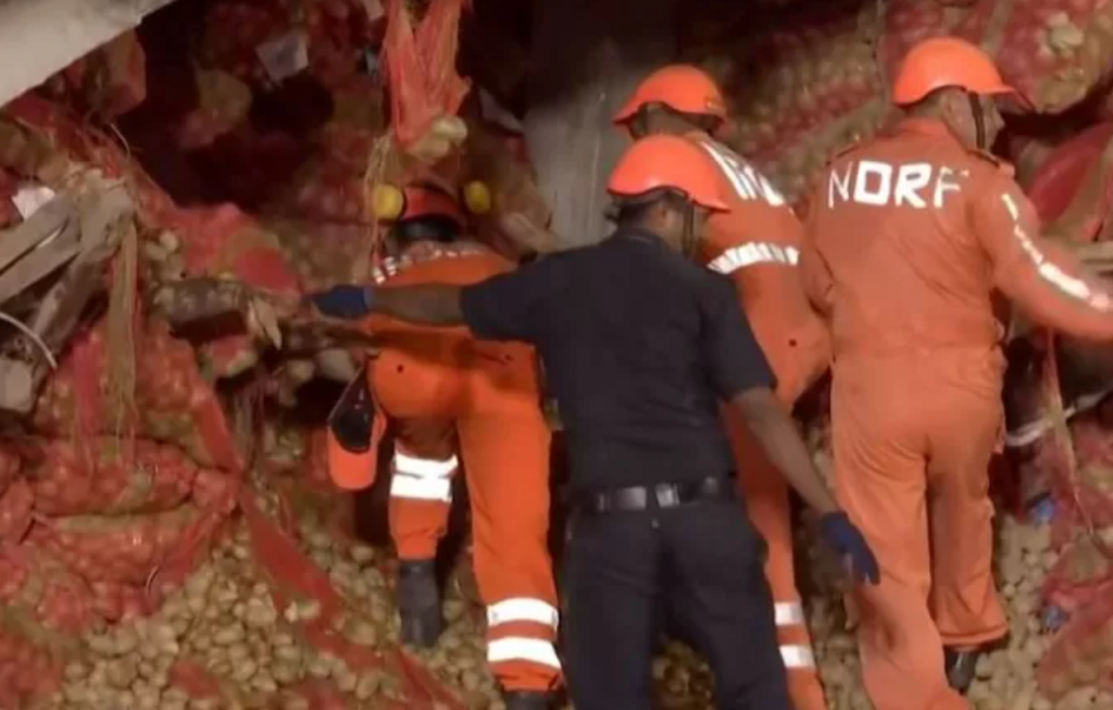 Τραγωδία στην Ινδία: Εργάτες καταπλακώθηκαν από σακιά με πατάτες – Τουλάχιστον 8 οι νεκροί