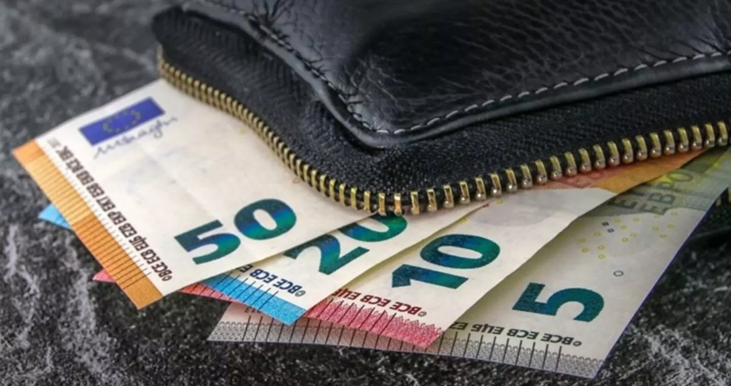 Δείτε τα επιδόματα που επηρεάζονται από την αύξηση του κατώτατου μισθού