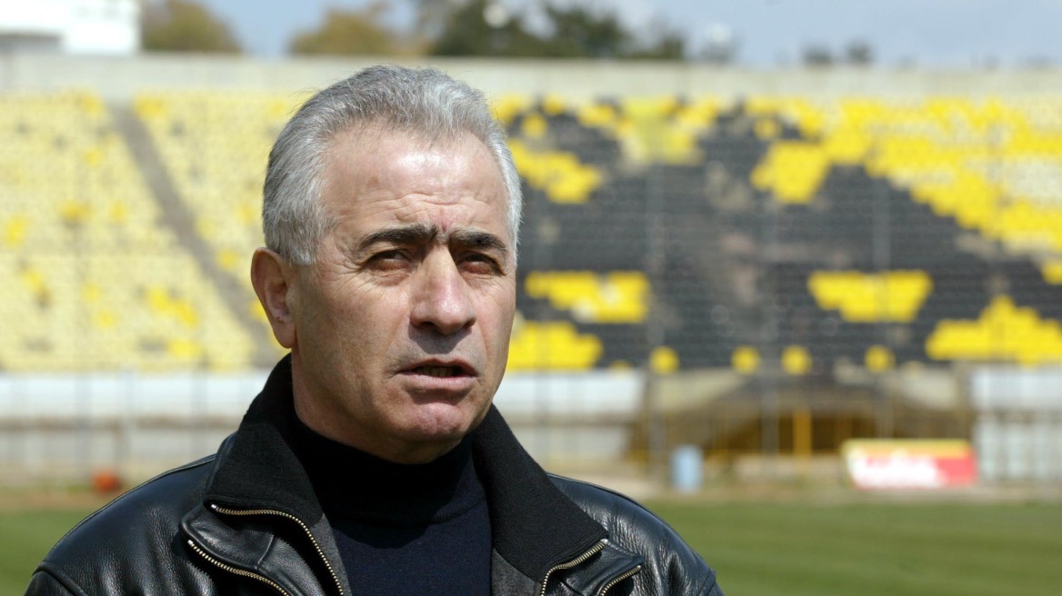 Μίμης Παπαϊωάννου: Σε λαϊκό προσκύνημα η σορός του – Σκέπασαν το φέρετρο με τη σημαία της ΑΕΚ (φωτο)