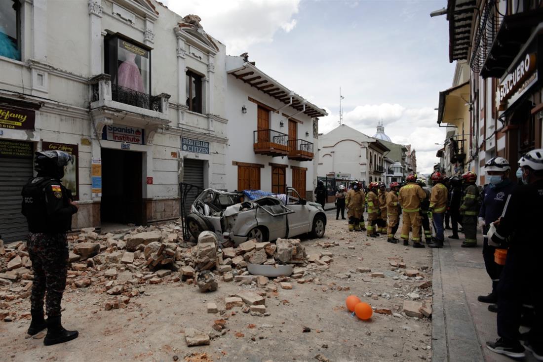 Ισημερινός: Τουλάχιστον τέσσερις νεκροί από τον ισχυρό σεισμό – «Τρέξαμε έξω, φοβηθήκαμε πολύ» (φώτο-βίντεο)