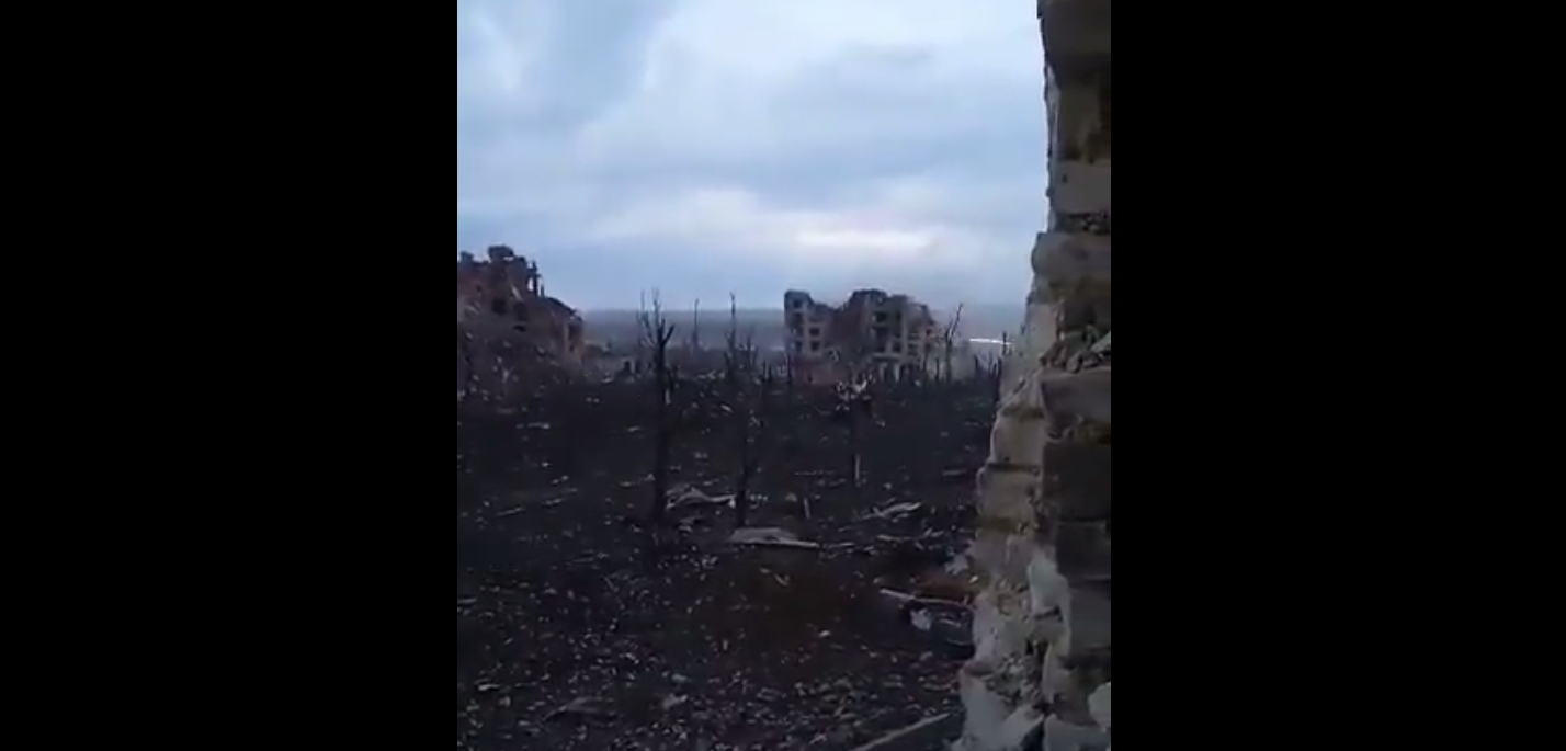 Ρωσικό ΤΟΜΑ συντρίβει ουκρανικές θέσεις σε πολυκατοικία με πυρά πυροβόλου των 30χλστ. (βίντεο)