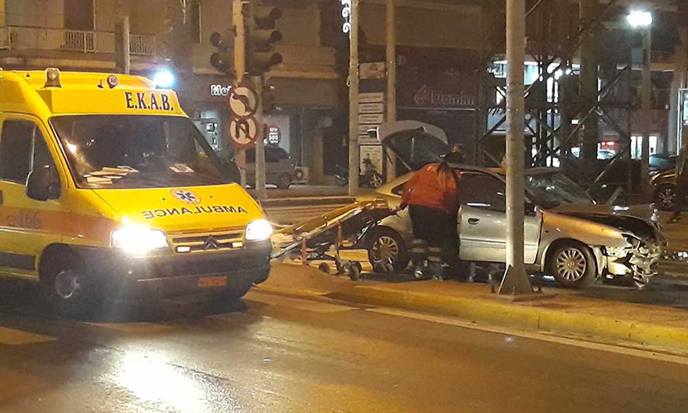 Σφοδρή σύγκρουση στη Θηβών: Αυτοκίνητο έκανε παράνομη προσπέρασε και έπεσε σε άλλα οχήματα στο αντίθετο ρεύμα