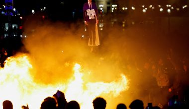 Εκτός ελέγχου η κατάσταση στο Παρίσι: Ο Μακρόν απαγόρευσε τις διαδηλώσεις– Εκρηκτικό το κλίμα  στην Γαλλία για το συνταξιοδοτικό