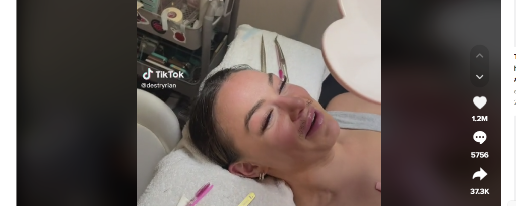 Γυναίκα πήγε σε αισθητικό να βάλει βλεφαρίδες αποκοιμήθηκε και ξύπνησε με… μουστάκι (βίντεο)