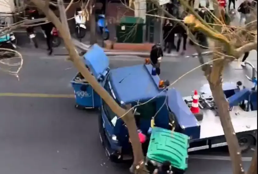 Οδηγός γερανού της ΕΛ.ΑΣ. για επικίνδυνους ελιγμούς: «Φοβήθηκα ότι αν σταματούσα δεν θα έβγαινα ζωντανός»