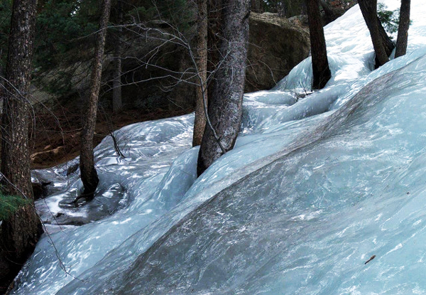 Eντυπωσιακές εικόνες από σπάνιο παγωμένο ποτάμι στη Ρωσία (φωτο)