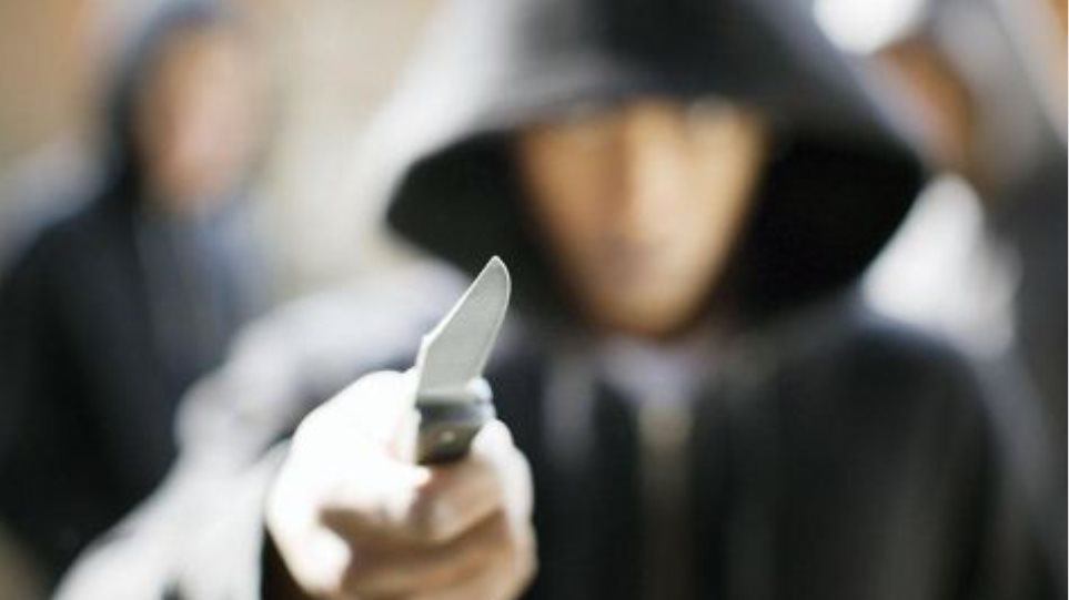 Ληστές μαχαίρωσαν 15χρονο στον Άγιο Παντελεήμονα για ένα κινητό