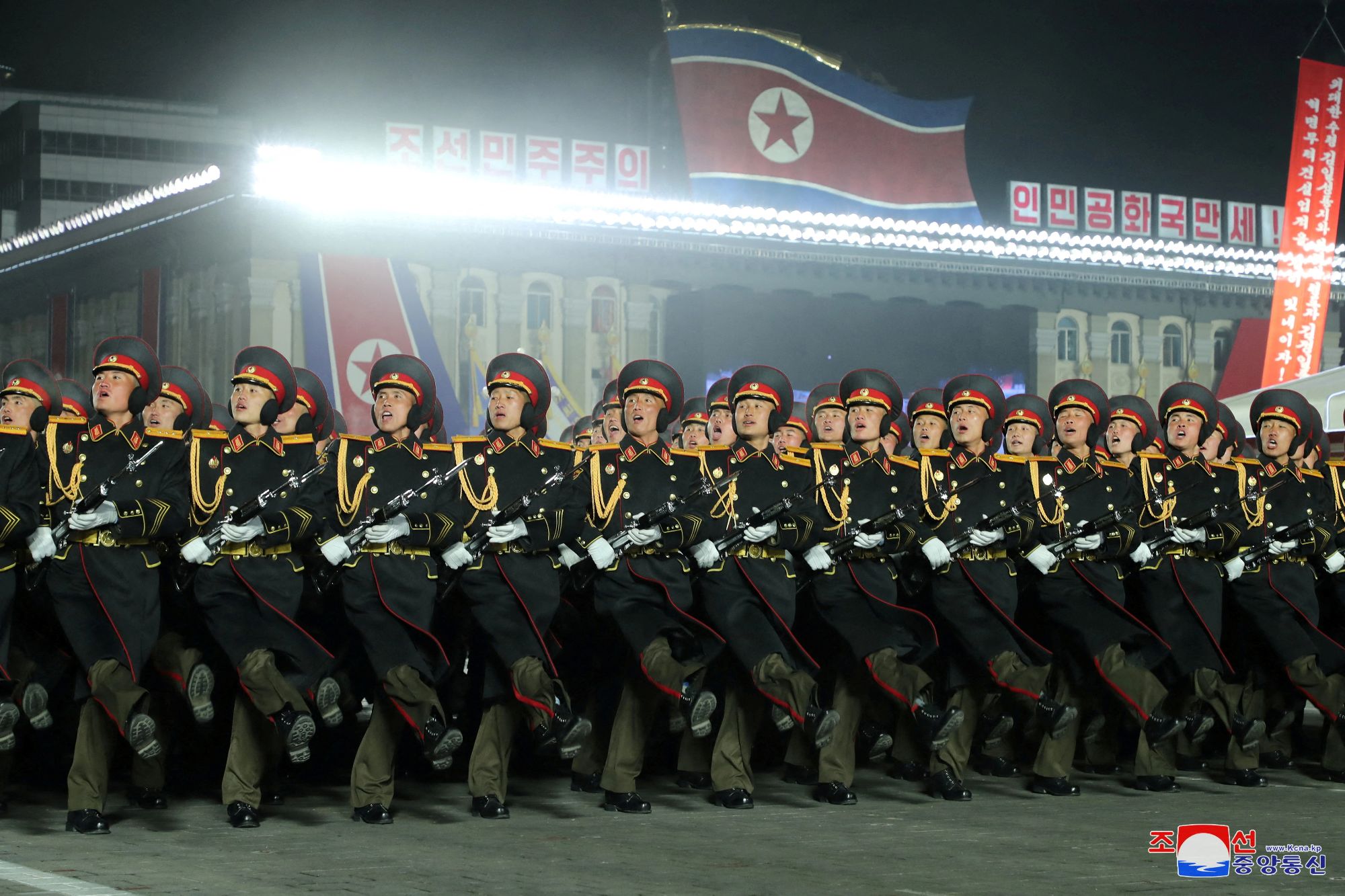 Βόρεια Κορέα: 800.000 αιτήσεις για κατάταξη στον Στρατό σε μια ημέρα – Θέλουν να πολεμήσουν κατά των ΗΠΑ