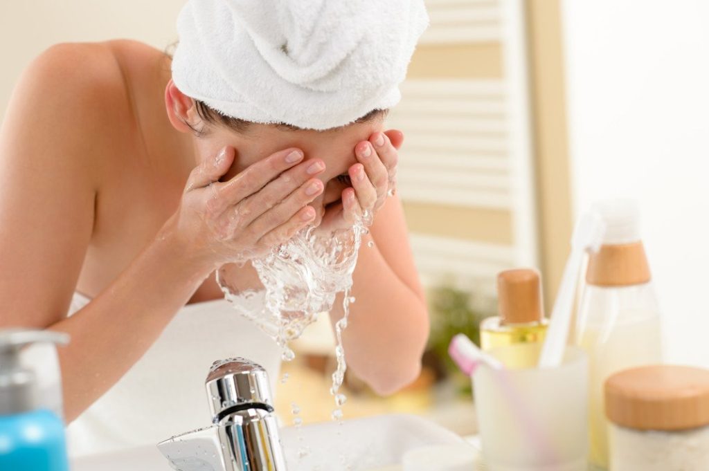Τρεις λόγοι για τους οποίους πρέπει να καθαρίζεις το πρόσωπό σου μετά από το ντους