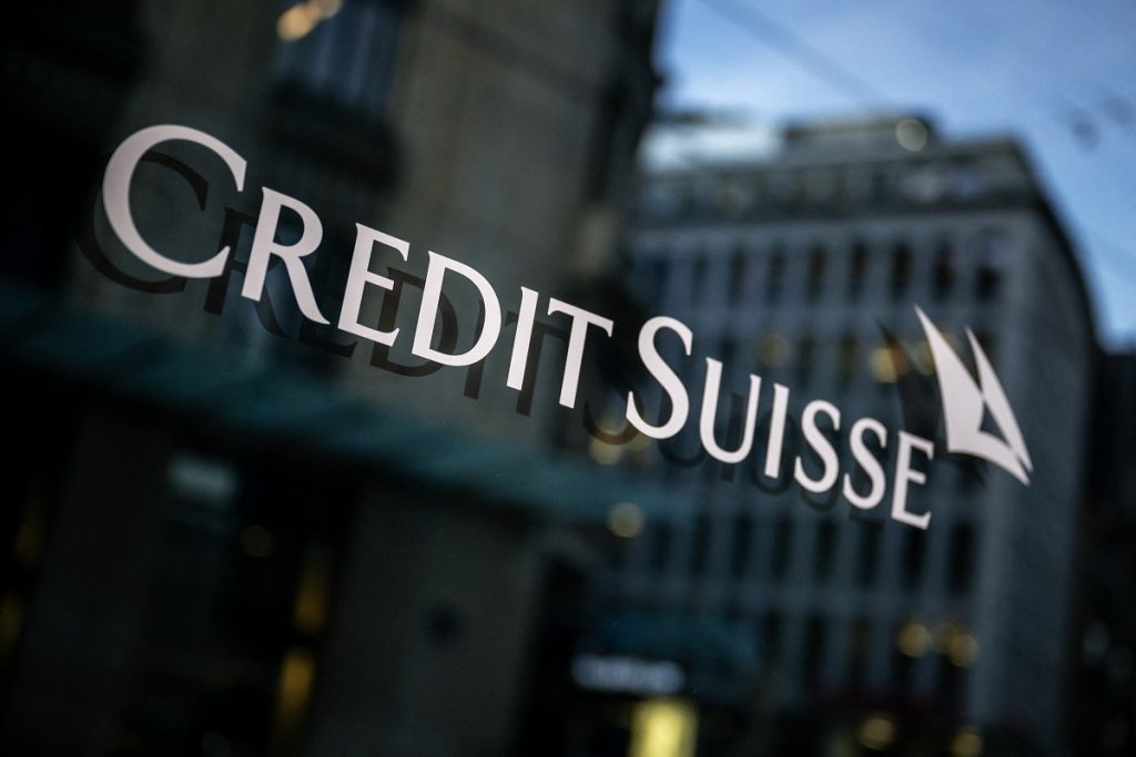 Σύζυγος στελέχους της Credit Suisse πόζαρε με στολή καμαριέρας… δείχνοντας τα οπίσθιά της (φώτο)