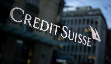 Σύζυγος στελέχους της Credit Suisse πόζαρε με στολή καμαριέρας… δείχνοντας τα οπίσθιά της (φώτο)