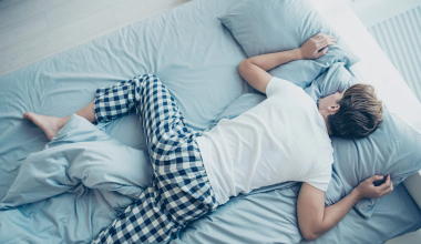 Πόνος στη μέση: Δείτε ποιες είναι οι έξι θέσεις ύπνου που θα σας ανακουφίσουν