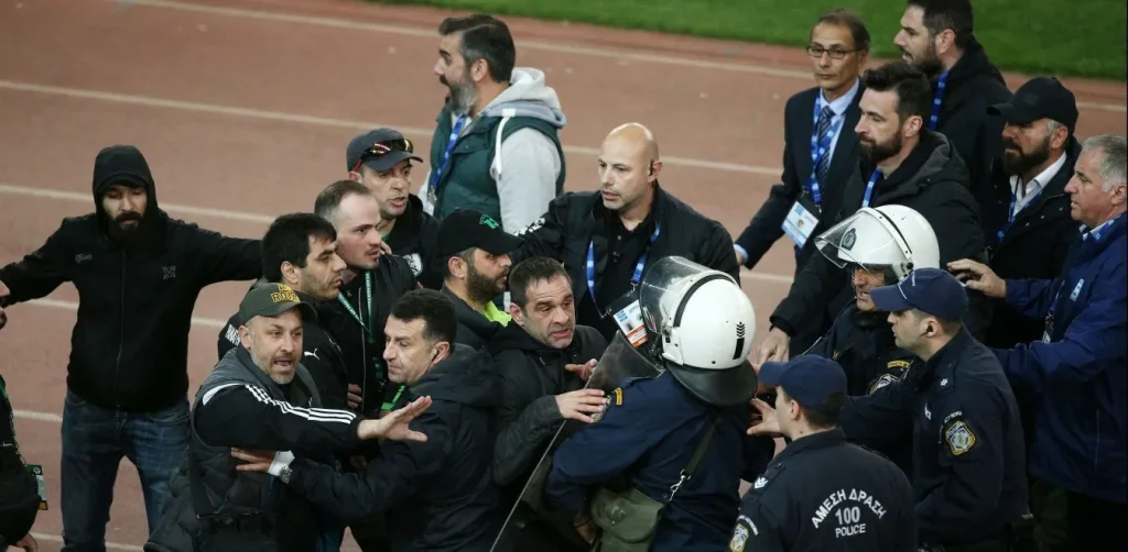 Παναθηναϊκός – Ολυμπιακός: Επεισόδια με δακρυγόνα έξω από το ΟΑΚΑ