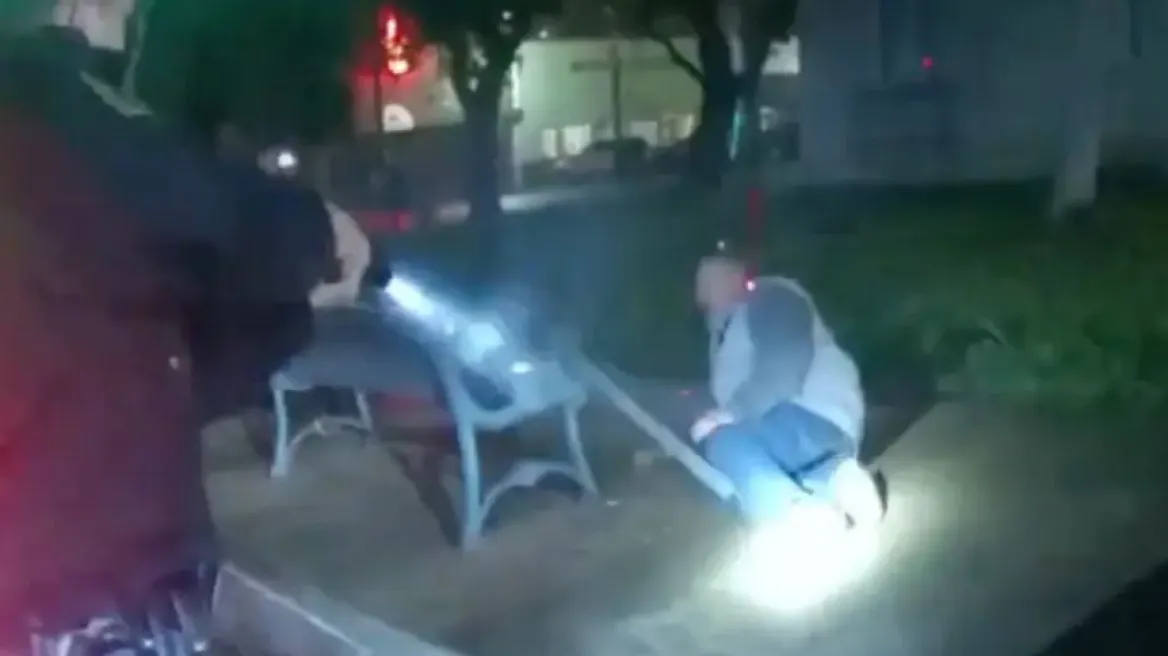 ΗΠΑ: Αστυνομικός πυροβόλησε τέσσερις φορές 60χρονο που του επιτέθηκε με λοστό (σκληρές εικόνες)